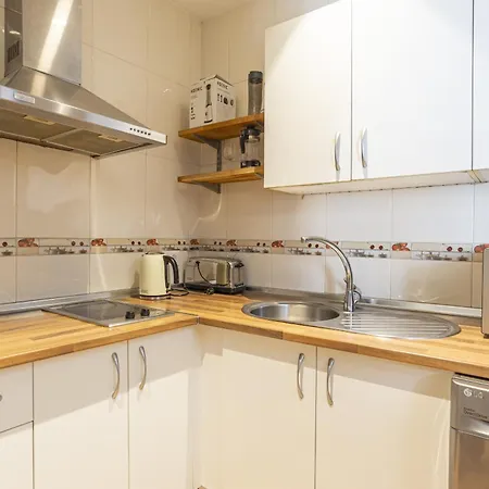 Stylish 2 Bedroom With Patio Daire *