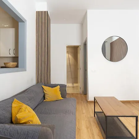 Stylish 2 Bedroom With Patio Daire