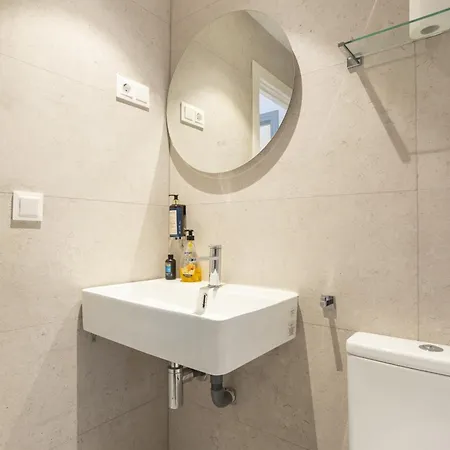 Daire Stylish 2 Bedroom With Patio