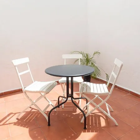 Apartment Stylish 2 Bedroom With Patio *