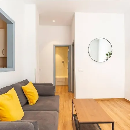 Apartment Stylish 2 Bedroom With Patio