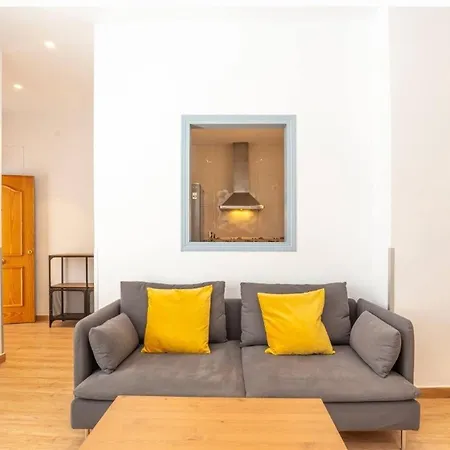Stylish 2 Bedroom With Patio Apartment *