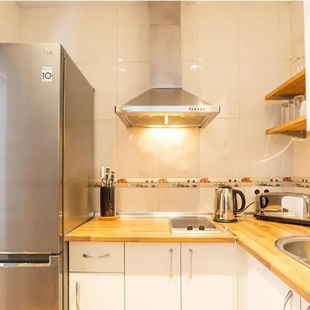 Apartment Stylish 2 Bedroom With Patio