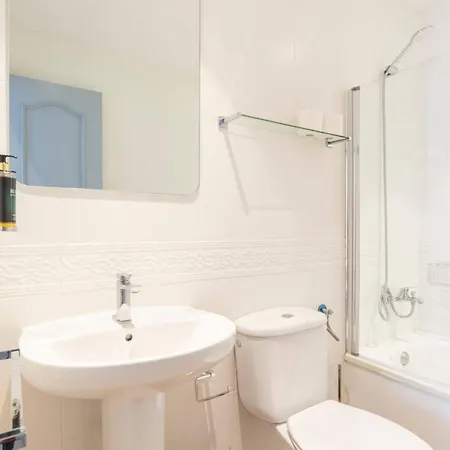 Stylish 2 Bedroom With Patio