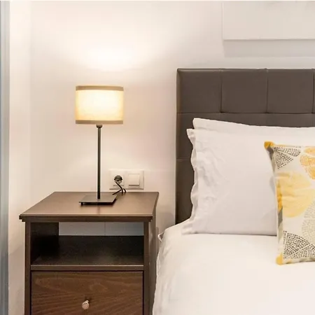 Apartment Stylish 2 Bedroom With Patio *