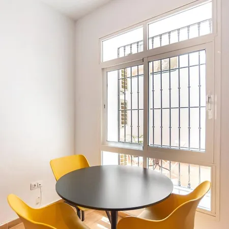 Stylish 2 Bedroom With Patio Apartment *